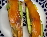 Foto del paso 3 de la receta: Tosta de aguacate, salmón marinado, tomate, yogur y pistachos