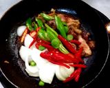 รูปขั้นตอนการทำที่ 4 ของ ตับไก่ผัดพริกสด