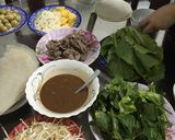 Hình bước làm 1 của món Bò xào cuốn rau sống