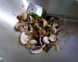 Foto langkah ke 3 dari resep Tumis Buncis Jamur Kancing.