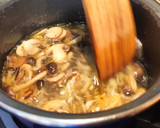 Foto del paso 5 de la receta: Espaguetis al aglio con gambas y setas