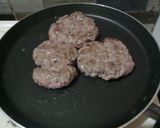 Foto langkah ke 2 dari resep Philly Cheese Steak Burger.