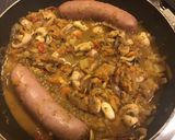 Une image de l'étape 5 de Saucisses de Toulouse à l ail et aux carottes fenouil champignons et panais.