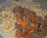 Foto del paso 5 de la receta: Wok de carne y verduras, acompañado con fideos tirabuzón