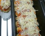 Foto langkah ke 3 dari resep Mozzarella sausage Pizza (Pizza sisir).