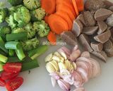 Foto langkah ke 1 dari resep Tumis Bakso Brokoli.