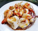 รูปขั้นตอนการทำที่ 4 ของ กุ้งหมึกผัดพริกกระเทียม