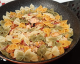 Foto del paso 4 de la receta: Farfalle con salmón y bacon