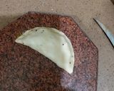 A picture of step 3 of Macroni calzone.