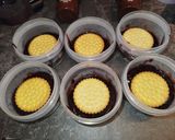 Foto del paso 7 de la receta: Postre frío de chocolate con mermelada de arándanos y galletas rellenas de chocolate