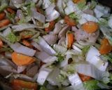Foto langkah ke 5 dari resep Capcai Sayur Sosis Bakso.