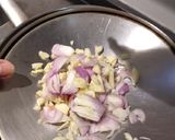 A picture of step 1 of Bihon Guisado.