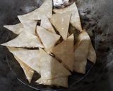 Foto langkah ke 2 dari resep Keripik Pedas Kulit Pangsit.