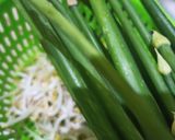 Foto langkah ke 1 dari resep Tumis Tauge Bunga Bawang.