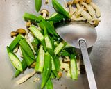 清炒秋葵鴻喜菇的食譜步驟3照片