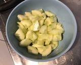Une image de l'étape 2 de Salade de tomates au concombre Noa mariné algues et huile de pépins de courge.
