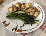 Foto del paso 2 de la receta: Alitas de pollo con espárragos salteados