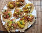 Foto del paso 8 de la receta Ensalada de mango, aguacate, cebolla y tomate en crujiente de queso