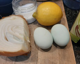 Foto del paso 1 de la receta: Huevos fritos con cebolla y limón