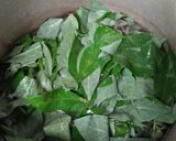 Foto langkah ke 2 dari resep Tumis daun singkong terasi.