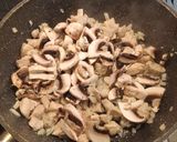 Selymes paradicsomos-gombás csirkeragu recept fázis 3 fotója