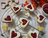 A picture of step 5 of Linzer Cookies.