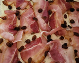Foto del paso 4 de la receta: Hojaldre de queso, bacon y pasas de corinto