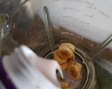 Foto langkah ke 2 dari resep Easy Banana Smoothies with Yogurt.