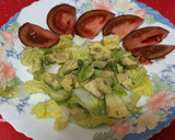 Foto del paso 1 de la receta: Ensalada templada de gulas y aguacate