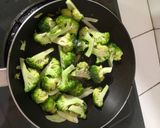 Foto langkah ke 2 dari resep Tumis Brokoli Keju.