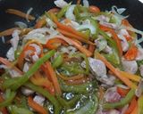 Foto del paso 2 de la receta Tallarines en salsa de soja (verduras y cerdo)