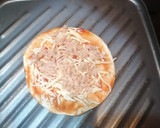 Foto del paso 3 de la receta: Pizza de tortita de trigo ideal para los pequeños de la casa