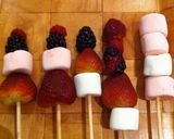 Foto del paso 3 de la receta: Banderillas de frutos rojos con chocolate y bombón