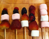 Foto del paso 3 de la receta: Banderillas de frutos rojos con chocolate y bombón