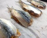 Foto del passaggio 4 della ricetta Sarde a beccafico con cipolle in agrodolce