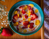 Foto del paso 3 de la receta: Desayuno saludable: fresas con leche y copos de maíz sin azúcar