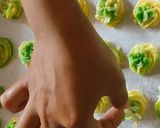 Foto langkah ke 8 dari resep Kue Semprit Sagu Pandan.