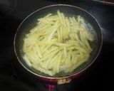 Foto del paso 2 de la receta Huevos rotos con papas fritas, pimiento frito y jamón serrano