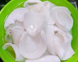 Hình bước làm 1 của món Mứt dừa non từ hoa đậu biếc