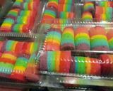 Foto langkah ke 8 dari resep Rainbow cake roll mini.
