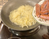 Foto del paso 5 de la receta: Salchichas frescas encebolladas
