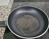 Foto del paso 2 de la receta: Paella de aprovechamiento en un plis plas,de costilla de cerdo adobada