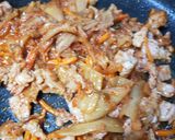 รูปขั้นตอนการทำที่ 2 ของ หมูผัดกิมจิ