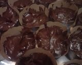 Foto langkah ke 5 dari resep Cupcake Coklat Putih Telur.