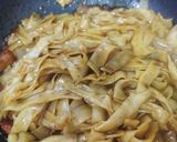 Gambar langkah 4 resipi Kuetiau Goreng sosej.