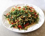 Foto del passaggio 5 della ricetta Insalata di pasta con salsa di stracciatella e pesto di mandorle