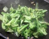 Hình bước làm 2 của món Bông Cải Xanh Xào Nước Tương (Vegan)