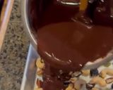 Foto langkah ke 3 dari resep Mixed Nuts Dates Choco Bark (15).
