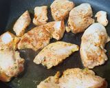 Foto del paso 1 de la receta: Ñoquis al pesto rojo con pechuga de pollo marinada en salsa de champiñones con espinacas