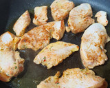 Foto del paso 1 de la receta: Ñoquis al pesto rojo con pechuga de pollo marinada en salsa de champiñones con espinacas